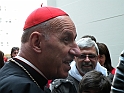 La Santa Sindone - Il Cardinal Poletto si intrattiene con i pellegrini_21